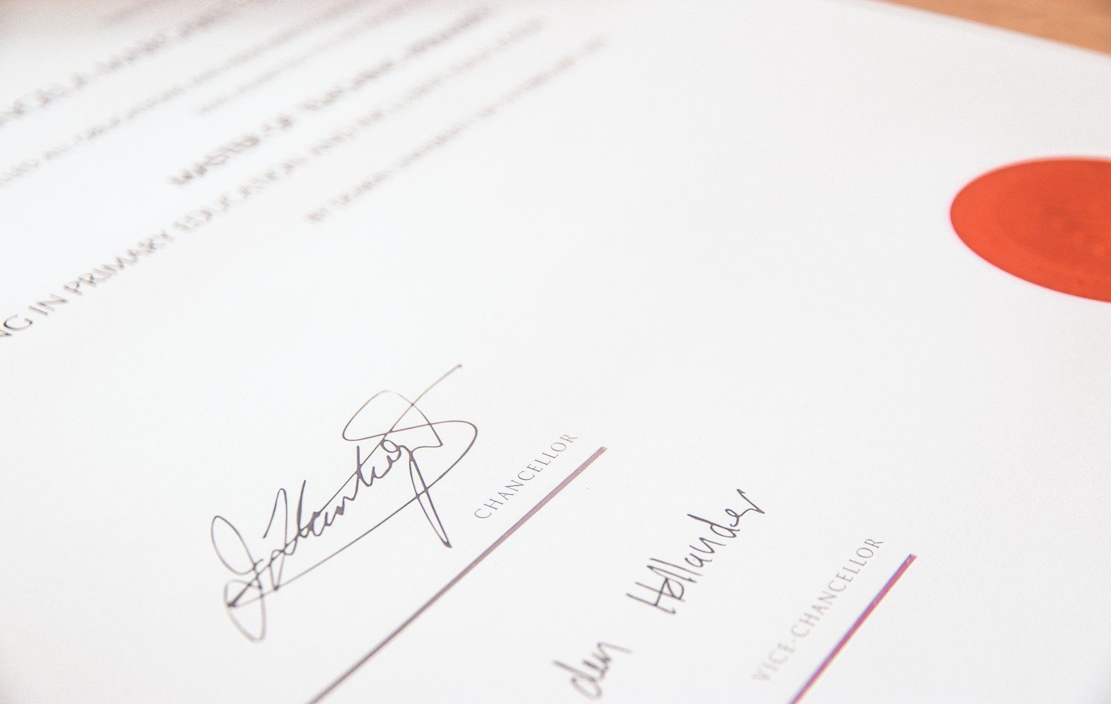 Close-up van twee handtekeningen onderaan een document